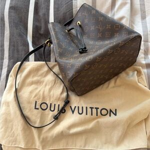 Louis Vuitton NéoNoé MM in Monogram Shoulder Bag